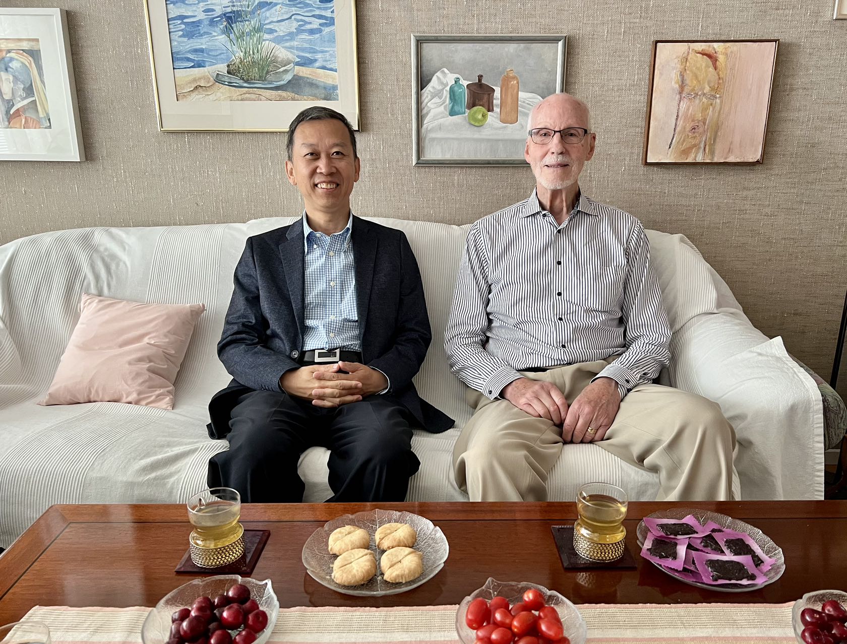駐瑞典大使崔愛民看望瑞典科學(xué)家。中國駐瑞典大使館供圖