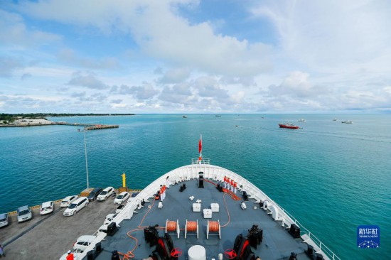 7月22日，中國海軍“和平方舟”號醫(yī)院船駛離基里巴斯首都塔拉瓦。當(dāng)?shù)貢r間22日上午10時，執(zhí)行“和諧使命-2023”任務(wù)的中國海軍“和平方舟”號醫(yī)院船圓滿結(jié)束對基里巴斯的首次訪問，駛離基里巴斯首都塔拉瓦，前往本次任務(wù)的第二站湯加努庫阿洛法港。新華社發(fā)（黎宇 攝）