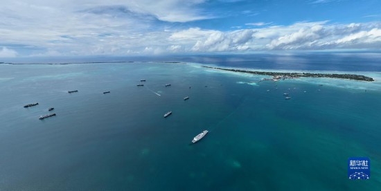 7月22日，中國海軍“和平方舟”號醫(yī)院船結(jié)束基里巴斯訪問，駛離塔拉瓦港。新華社發(fā)（桂江波 攝）