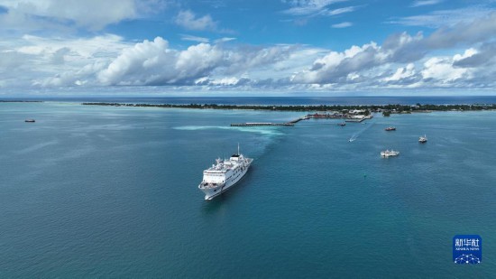 7月22日，中國海軍“和平方舟”號醫(yī)院船結(jié)束基里巴斯訪問，駛離塔拉瓦港。新華社發(fā)（桂江波 攝）