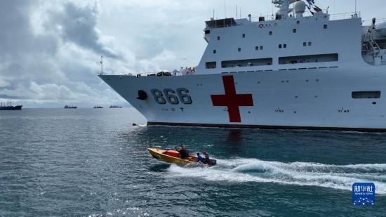 7月22日，中國海軍“和平方舟”號醫(yī)院船駛離塔拉瓦港途中，基里巴斯當(dāng)?shù)孛癖婑{船揮手告別。新華社發(fā)（桂江波 攝）