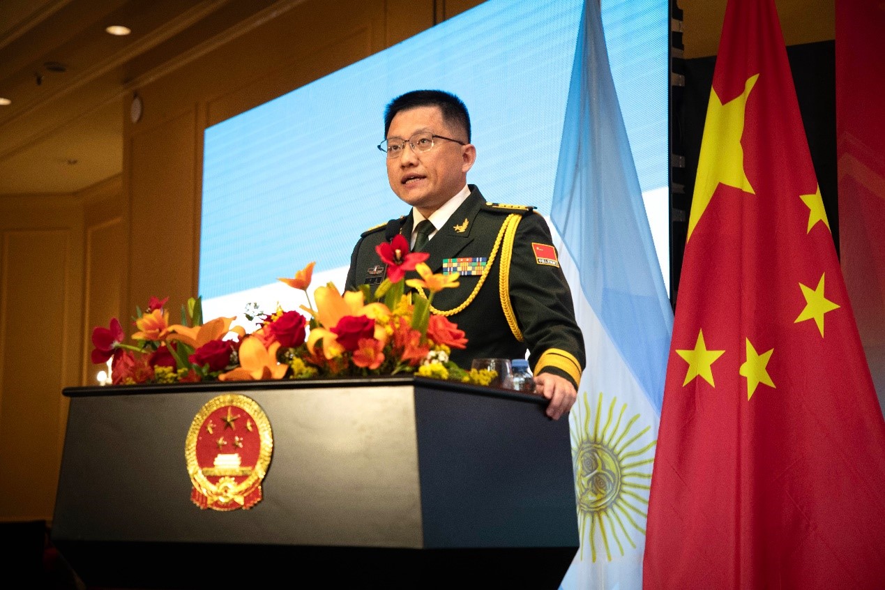 中國(guó)駐阿根廷大使館武官劉淼大校致辭。中國(guó)駐阿根廷大使館供圖