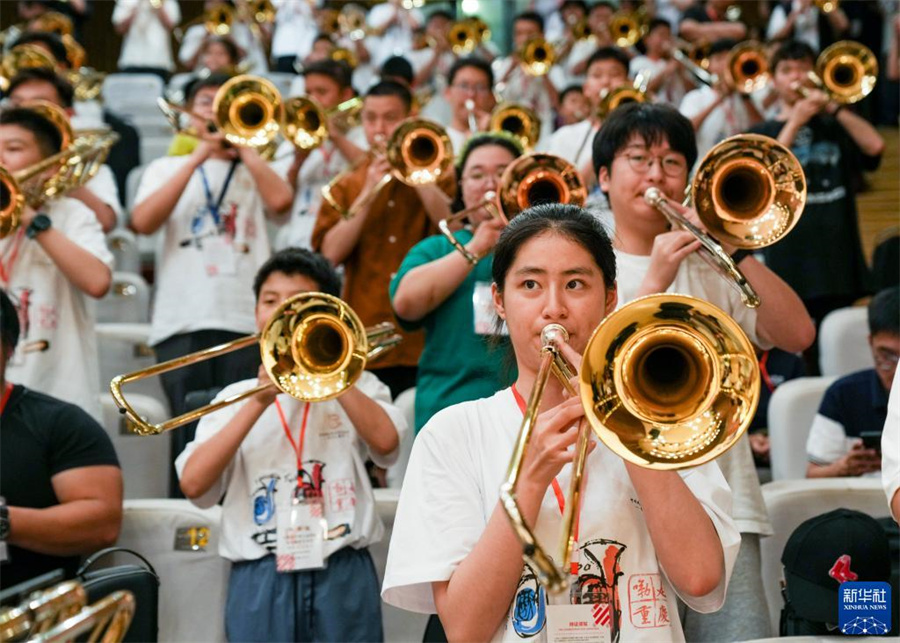 8月1日，在第九屆中國(guó)國(guó)際低音銅管藝術(shù)節(jié)的一場(chǎng)公益大師課上，低音銅管樂(lè)器愛(ài)好者在練習(xí)長(zhǎng)號(hào)。新華社記者 劉潺 攝