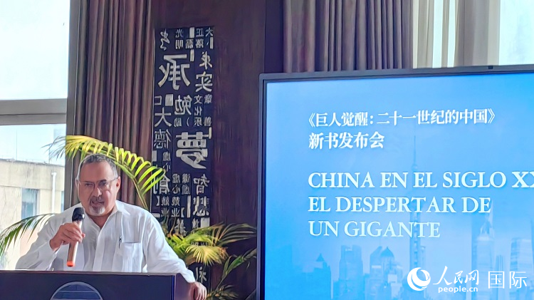 羅德里格斯博士現(xiàn)場(chǎng)介紹著作。吳志華攝