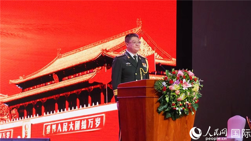 圖為中國(guó)駐老撾大使館國(guó)防武官李兵大校致辭。人民網(wǎng)記者 孫廣勇攝