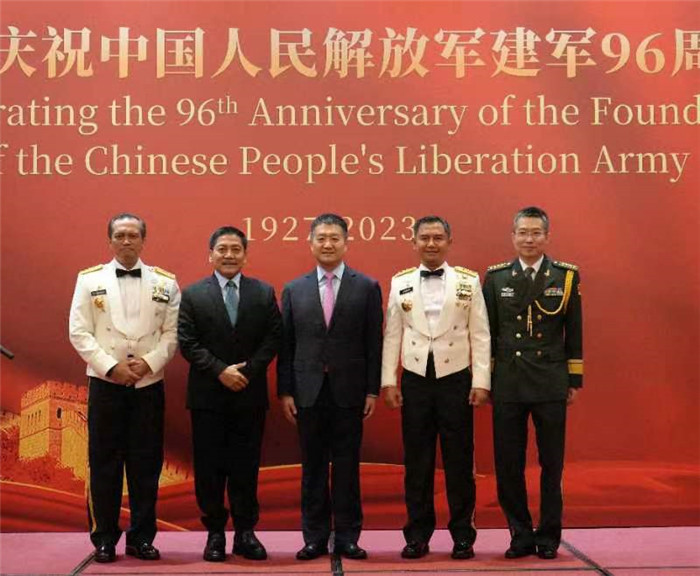 圖為陸慷大使與印尼貴賓合影。中國駐印度尼西亞使館供圖