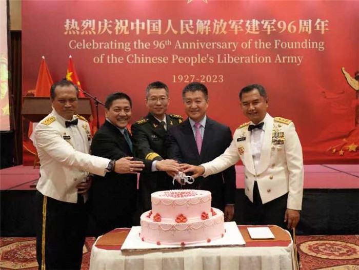 圖為陸慷大使與印尼貴賓共切生日蛋糕。中國駐印度尼西亞使館供圖