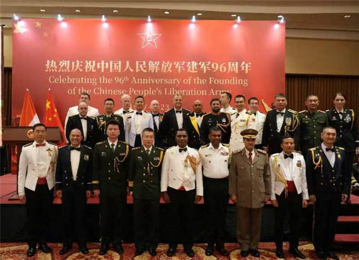 圖為徐勝武官與參加招待會(huì)的各國武官、武官處代表合影。中國駐印度尼西亞使館供圖