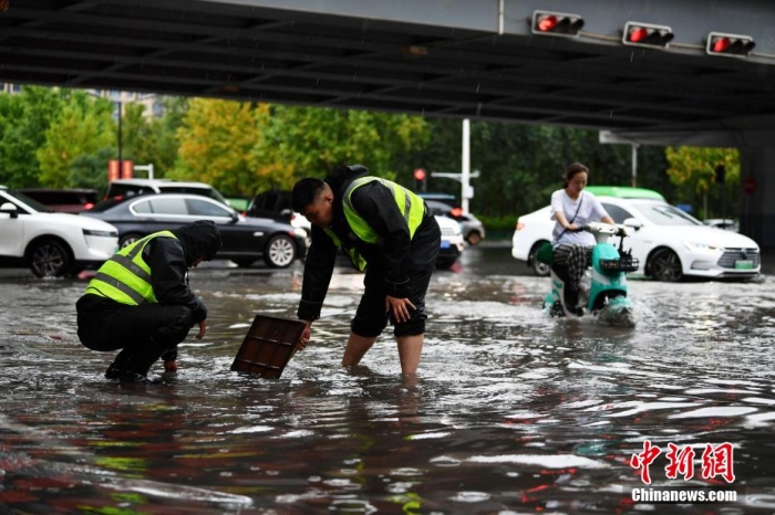 7月30日，河北省持續(xù)發(fā)布暴雨紅色預(yù)警信號。受今年第5號臺風(fēng)“杜蘇芮”殘余環(huán)流影響，7月28日以來，地處華北地區(qū)的河北省大部出現(xiàn)降雨。30日17時，該省氣象臺發(fā)布當(dāng)日第三次暴雨紅色預(yù)警信號。石家莊市城區(qū)不少區(qū)域積水嚴重，城管、環(huán)衛(wèi)、園林、市政等部門緊急出動，聯(lián)合疏堵保暢，筑牢防汛安全屏障。圖為石家莊裕華區(qū)城管局防汛隊員對沿街收水井進行雜物清理，以保證排水暢通。翟羽佳 攝
