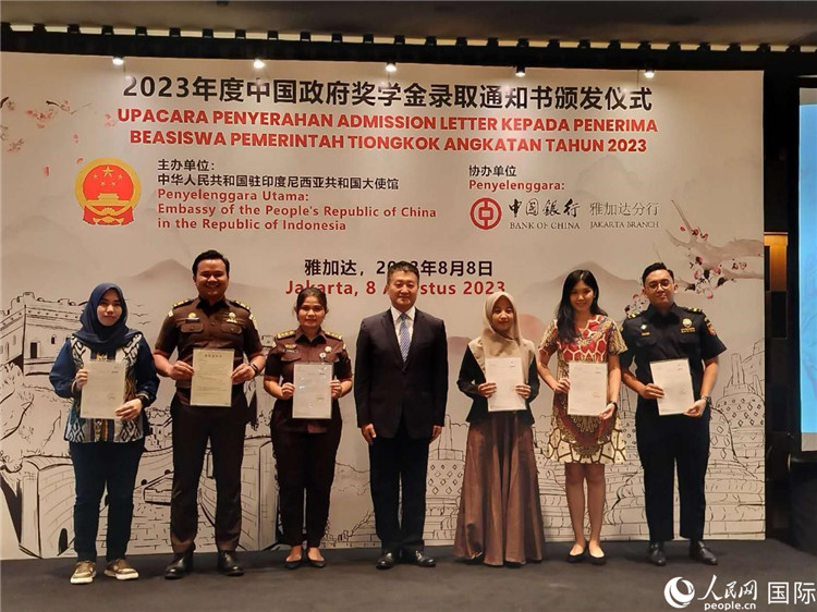 陸慷大使與獲得中國政府獎學(xué)金的印尼學(xué)子合影。 人民網(wǎng)記者 李培松攝