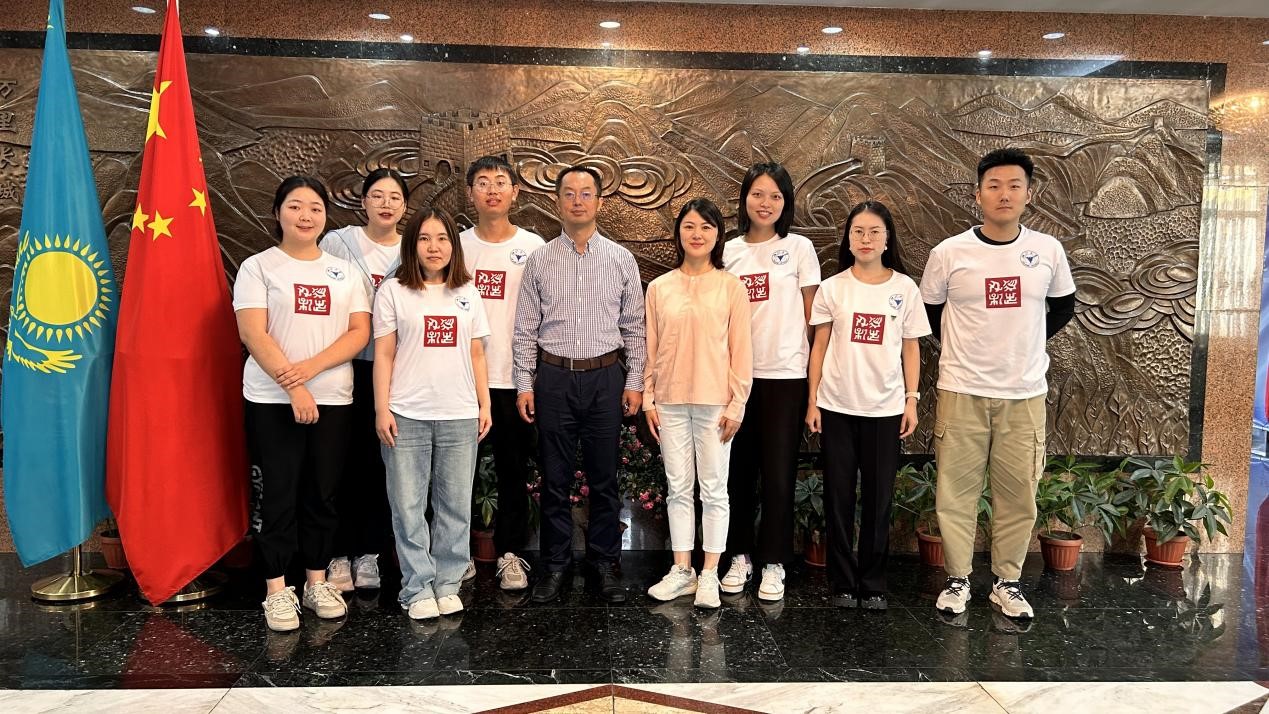 浙江大學(xué)實(shí)踐團(tuán)拜訪中國駐阿拉木圖總領(lǐng)館。浙江大學(xué)供圖