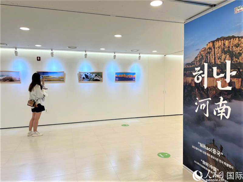 2.民眾參觀“看九曲黃河 聽(tīng)華夏故事”主題展。人民網(wǎng)記者 馬菲攝