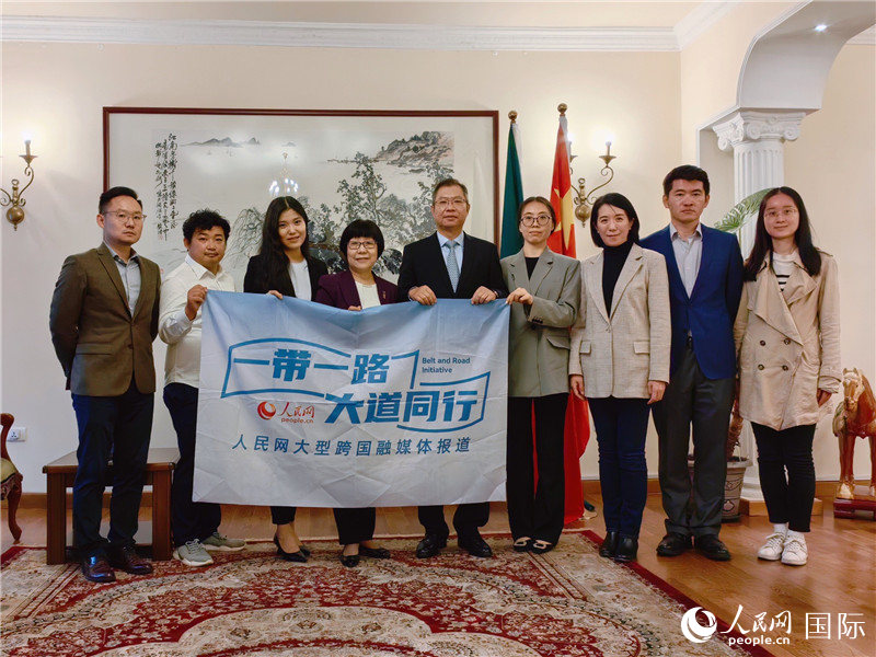 胡長春大使、駐非盟使團工作人員與人民網(wǎng)記者合影。