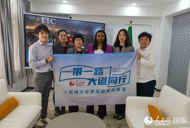 萊利斯（右三）、埃塞投資委中國(guó)投資顧問(wèn)萬(wàn)巧云（左二）與人民網(wǎng)記者合影。