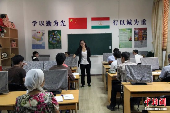 2014年，塔吉克斯坦國立民族大學的孔子學院內(nèi)，教師正在為塔吉克斯坦學生授課。田冰 攝