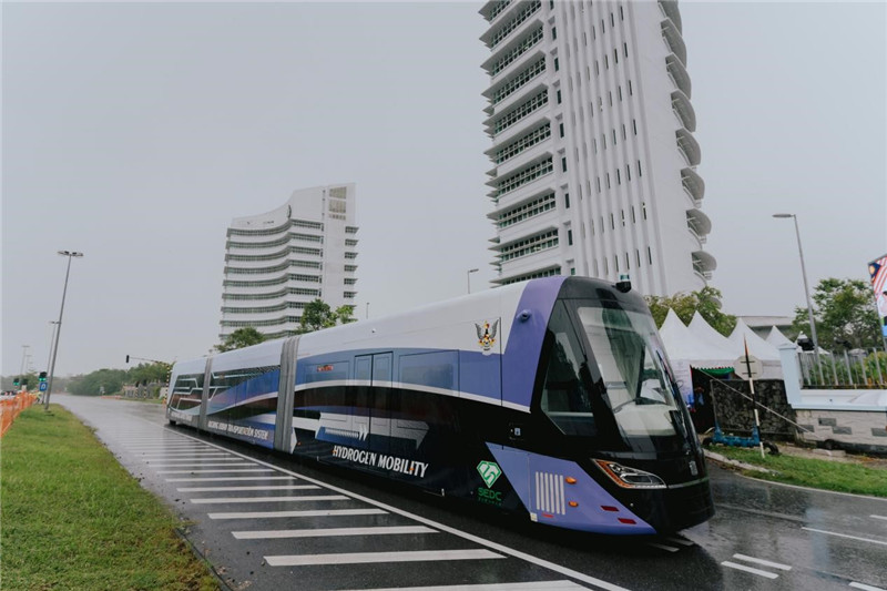 9月6日下午，由中車株洲所自主研發(fā)制造的全球首輛氫能源智軌電車正式亮相馬來西亞砂拉越州古晉市。中車株洲所供圖