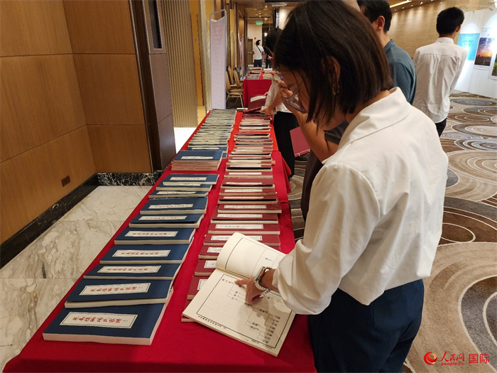 現(xiàn)場嘉賓參觀“根脈尋蹤”泉州百個家族移民菲律賓族譜展。人民網(wǎng)記者 樊帆攝