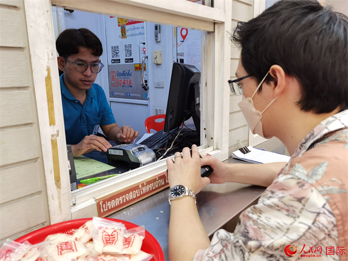 市民在活動(dòng)現(xiàn)場(chǎng)捐贈(zèng)善款。人民網(wǎng)記者 白元琪攝