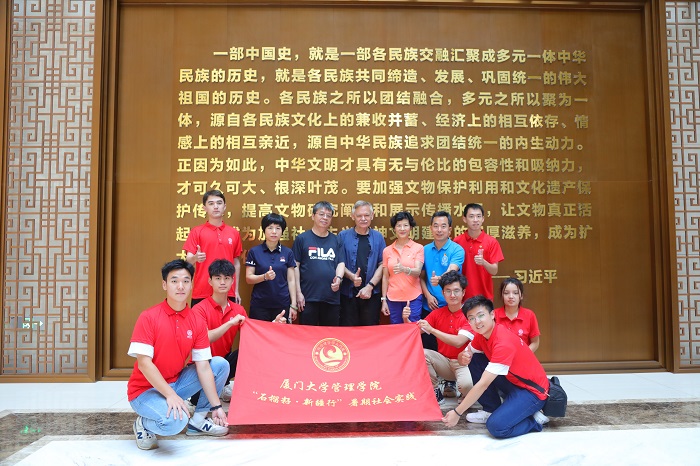 潘維廉和實(shí)踐隊(duì)師生在昌吉州博物館合影。主辦方供圖