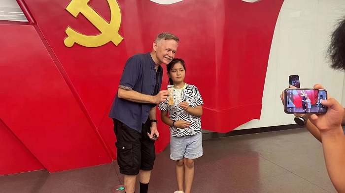 潘維廉和志愿講解員紀(jì)念合影。主辦方供圖