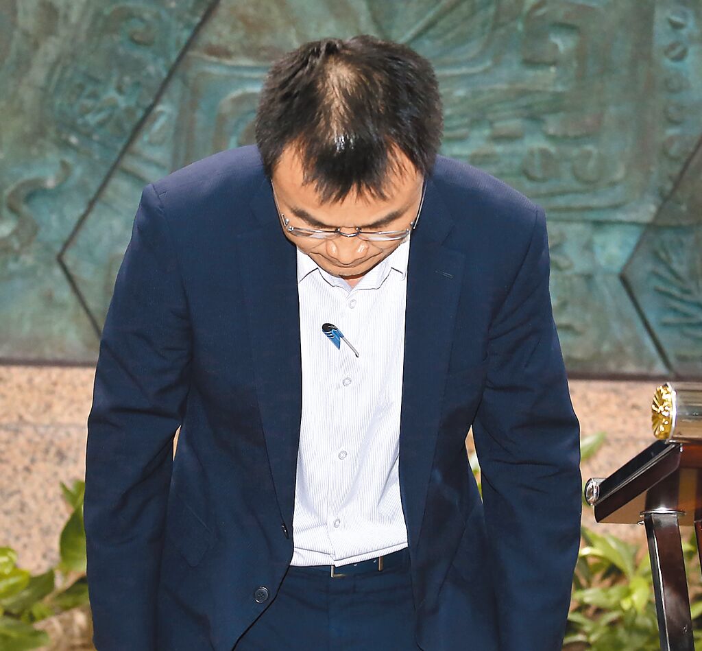 臺農(nóng)業(yè)部門負(fù)責(zé)人陳吉仲19日傍晚舉行記者會說明項目進(jìn)口雞蛋議題，當(dāng)日晚間8點在臉書上宣布辭職。 圖片來源：臺灣“中時新聞網(wǎng)”