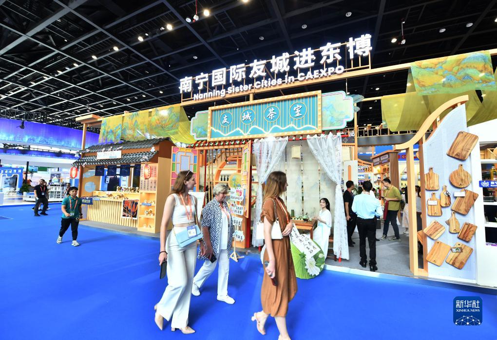 9月17日，在南寧國際會(huì)展中心，觀眾在東博會(huì)“一帶一路”國際展區(qū)參觀。當(dāng)日，第二十屆中國—東盟博覽會(huì)和中國—東盟商務(wù)與投資峰會(huì)開幕式在廣西南寧舉行。新華社記者 黃孝邦 攝