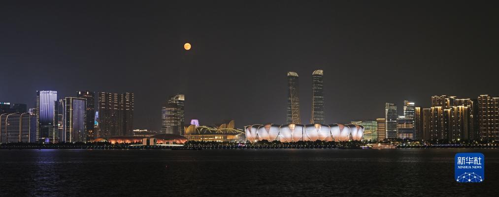這是9月29日在杭州拍攝的杭州奧體中心體育場和滿月。新華社發(fā)（李忠攝）
