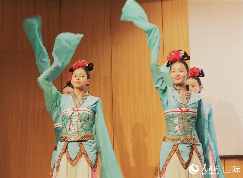 兩國(guó)文化志愿者共同表演中國(guó)傳統(tǒng)舞蹈。人民網(wǎng)記者 陳海琪攝