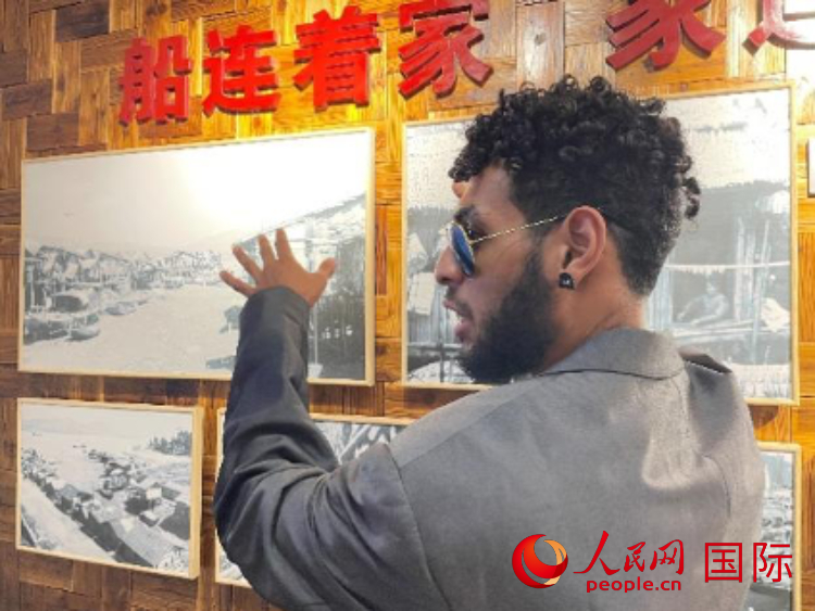 巴布亞新幾內(nèi)亞乒乓球國家隊(duì)隊(duì)員羅伊在福建省寧德市下歧村參觀。人民網(wǎng)記者 張榮攝
