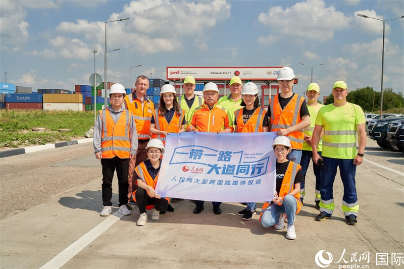 人民網(wǎng)記者在莫斯科別雷拉斯特物流中心采訪。