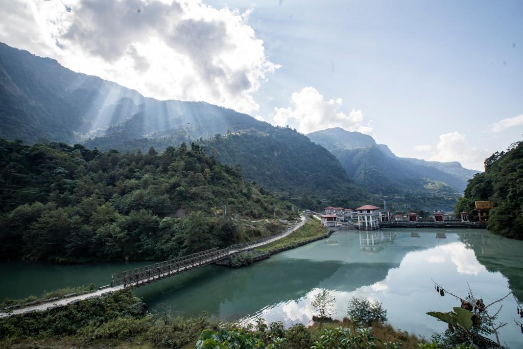 這是2022年11月8日拍攝的尼泊爾上馬相迪A水電站大壩。上馬相迪A水電站位于尼泊爾西部勒姆宗縣，2013年1月開工建設，2017年1月1日投入商業(yè)運營。該水電站投入運營以來，極大緩解了尼泊爾電力緊缺局面。新華社發(fā)（哈里·馬哈爾詹 攝）