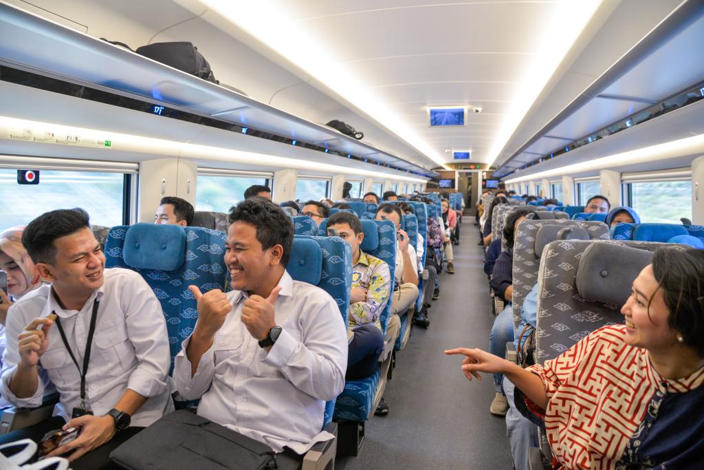 10月17日，乘客在行駛中的雅萬(wàn)高鐵高速動(dòng)車組列車車廂內(nèi)交談。