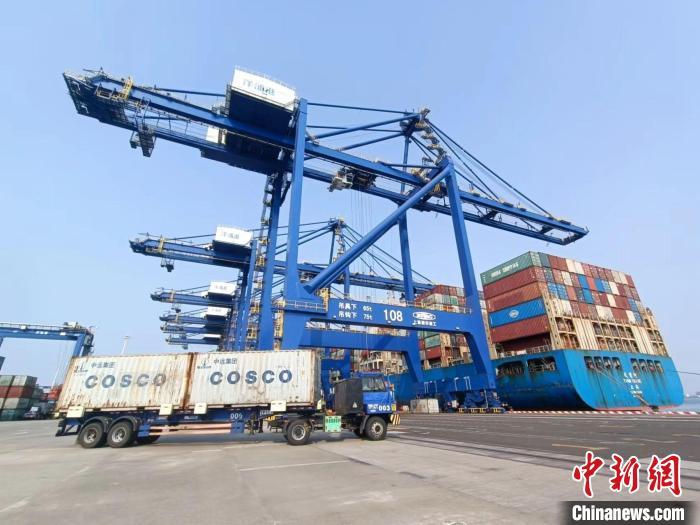 圖為海南洋浦國(guó)際集裝箱碼頭，卡車將集裝箱從后方堆場(chǎng)運(yùn)往碼頭裝卸區(qū)?！?jiān)潞?攝