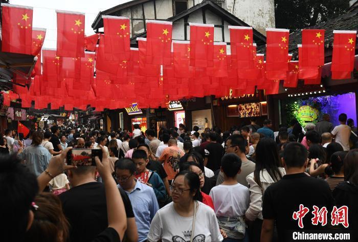 圖為重慶千年古鎮(zhèn)磁器口游人如織。<a target='_blank' href='/' ><p  align=
