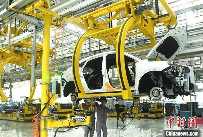資料圖：汽車生產車間內的工作人員正在組裝車輛。 <a target='_blank' href='/'><p  align=