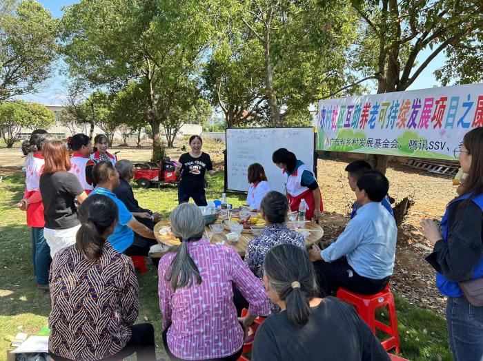 10月23日，廣東韶關(guān)農(nóng)村的互助養(yǎng)老探索，結(jié)合仁化縣董塘鎮(zhèn)新龍村的重陽(yáng)節(jié)活動(dòng)，將村支書、婦女主任、項(xiàng)目管理人員、新龍村助老員、村民志愿者、健康熱心的老人聚集在一起。 受訪者供圖