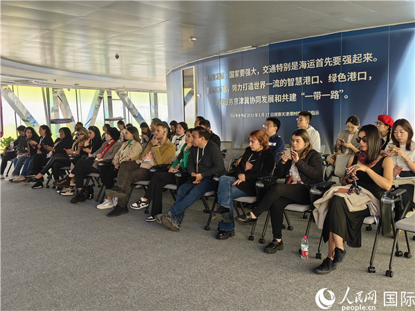 外媒記者探訪天津港北疆港區(qū)C段智能化集裝箱碼頭。人民網(wǎng)記者 符園園攝