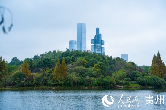 城市地標與綠水青山相得益彰。人民網(wǎng) 陽茜攝