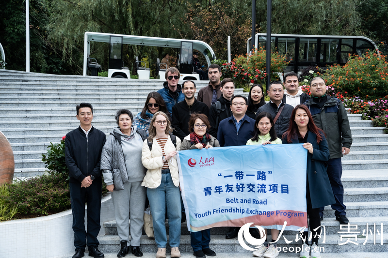 合影留念。人民網(wǎng) 陽茜攝