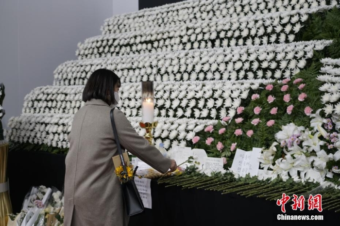 當(dāng)?shù)貢r(shí)間11月1日23時(shí)45分許，韓國(guó)民眾在位于首爾廣場(chǎng)的集體焚香所悼念梨泰院踩踏事故遇難者。 <a target='_blank' href='/'><p  align=