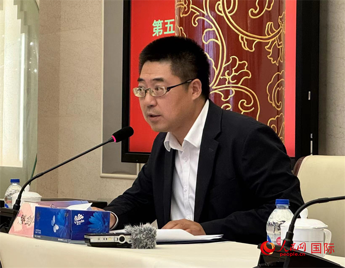10月31日，歐美同學(xué)會(huì)副秘書(shū)長(zhǎng)滕劍峰在第五屆中法文化論壇媒體吹風(fēng)會(huì)上講話。（人民網(wǎng) 謝瑩攝）