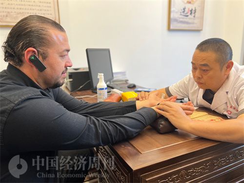   （外媒記者走進(jìn)中醫(yī)堂，問(wèn)診中醫(yī)名師。中國(guó)經(jīng)濟(jì)周刊記者 郭志強(qiáng)攝）