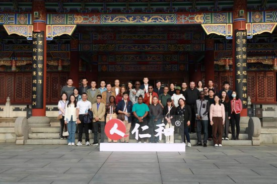 2023“一帶一路”媒體合作論壇聯(lián)合采訪團(tuán)參觀仁和集團(tuán)。（受訪者供圖）