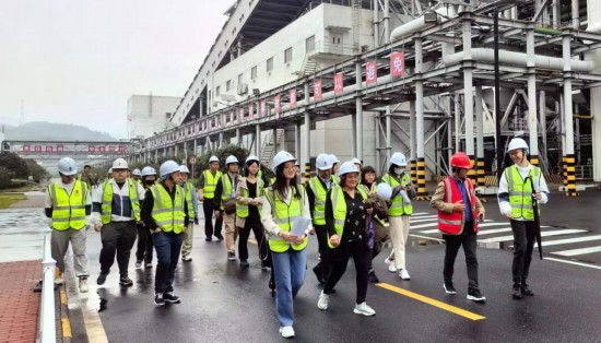   2023“一帶一路”媒體合作論壇聯(lián)合采訪團(tuán)走進(jìn)國家電投江西公司分宜電廠廠區(qū)。（本報(bào)記者 周歡攝）