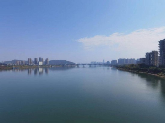 　　10月24日，在清水塘大橋景觀通道上拍攝的湘江景色。本報記者 常雯宜攝