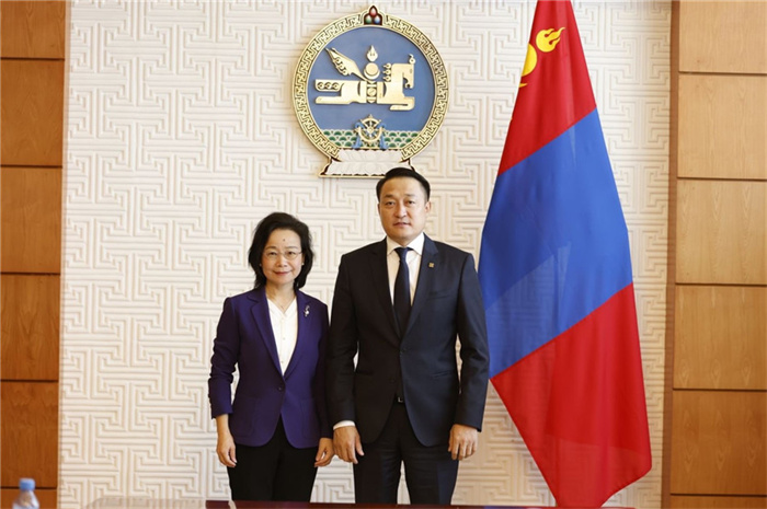 10月31日，中國駐蒙古國大使沈敏娟到任拜會(huì)蒙政府辦公廳主任兼蒙古人民黨總書記阿瑪爾巴伊斯格楞（右）。中國駐蒙古使館供圖
