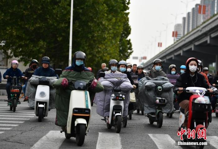 11月3日，河北石家莊迎降溫天氣，市民“捂”裝出行。 <a target='_blank' href='/'><p  align=