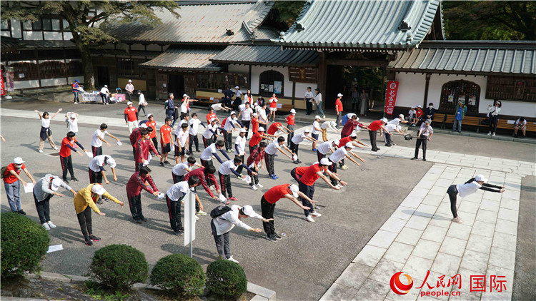 開跑前，中日青少年一起做熱身運(yùn)動(dòng)。人民網(wǎng) 蔣曉辰攝