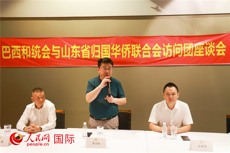 中國僑聯(lián)副主席、山東省僑聯(lián)主席李興鈺（中）在座談會上致辭。人民網(wǎng)記者 陳海琪攝