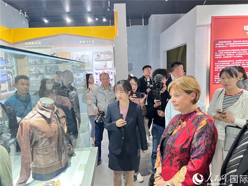 飛虎隊(duì)指揮官陳納德將軍外孫女嘉蘭惠（右）在參觀昆明市博物館展示的文物。人民網(wǎng) 趙瞳攝
